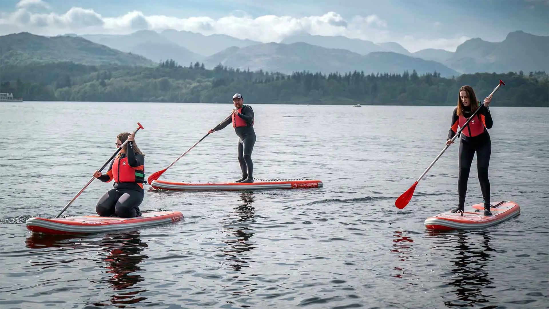 Titelseite 2 Titelseite -GUMOTEX Store small group paddleboarding on lake windermere